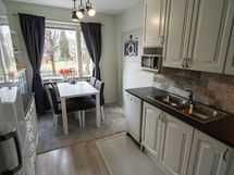 Keittiön yhteydessä on tilaa ruokailuryhmälle