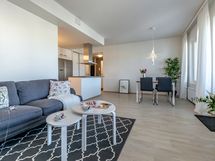 Olohuone ja ruokailutila yhtenäistä avaraa tilaa