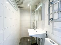 Kylpyhuone on saneerattu ajanmukaiseksi.
