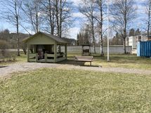 Taloyhtiön etupihaa, grillikatos asukkaiden käytettävissä.