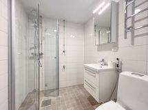 Kylpyhuone on juuri linjasaneerauksen yhteydessä täysin uusittu. Pesukoneelle on tilaa.