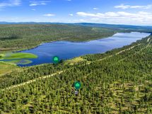 Kaksi mökkiä, toinen Pyhäjärven rannassa ja toinen Angelintien toisella puolella.
