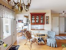 Keittiö ja olohuone vierekkäin