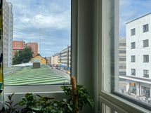 Makuuhuoneessa upeat kulmaikkunat joista pääsee tarkkailemaan keskustan kuhinaa.