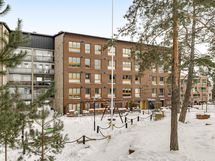 Suojaisa sisäpiha, missä lasten leikkipaikka