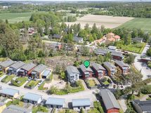 Ilmakuvassa leikkipaikka ja peltoaluetta