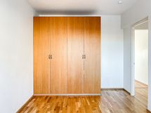 Huoneessa on kaappitilaa.