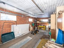 Autotalli kunnon lattiakaivolla