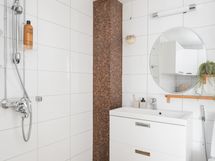 Tämäkin pesuhuone on remontoitu ajanmukaiseksi.