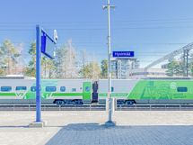 Hyvinkään rautatieasemalle n. 1,8 km. Paikallisbussilla pääsee lähipysäkiltä  n. 200 m kätevästi.