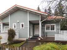 Sisäänkäynnin yhteydessä terassi ja ulkovarasto