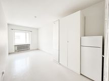 Tunnelmallinen ylimmän kerroksen koti sisäpihanäkymillä.