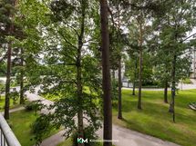 Parvekenäkymät pihalle