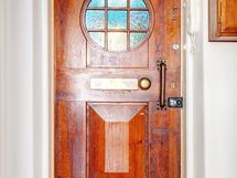 Asunnon sisäänkäynnin Jugend-ovi.