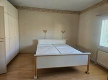 keskikerroksen isompi makuuhuone