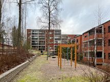 Taloyhtiön piha on viihtyisä ja siisti.