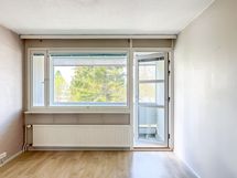 Olohuone on avara ja valoisa.
