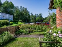 Vehreä etupiha.