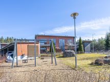 Taloyhtiön pihaa