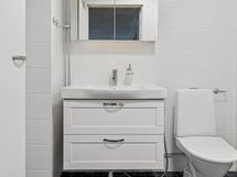 Kylpyhuoneessa wc ja paikka pesutornille.