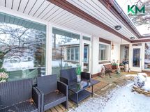 Terassille pääsee sekä olohuoneesta että allashuoneesta