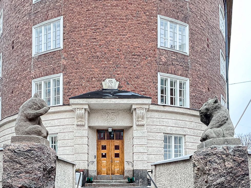 Tilava koti (4 tai 5 huonetta) legendaarisessa Karhutalossa, jossa linjasaneeraus takanapäin.