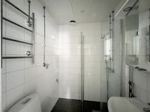 Kylpyhuone on siisti putkiremontin jäljiltä.