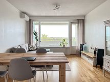Olohuoneeseen mahtuu helposti iso sohva ja vaikka toinen isompi ruokailuryhmä.