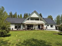 Julkisivu takaa