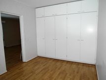 Makuuhuone 2 kaapistot