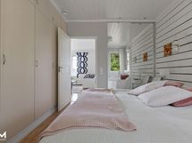 Yläkerran makuuhuone 2 kuvattuna ovelle päin.