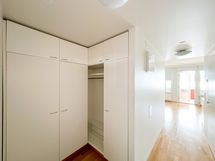 Eteisessä on mukavasti kaappitilaa ja naulakko.