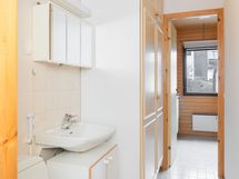 Erillinen wc on kodinhoitohuoneen ja eteisaulan välissä.