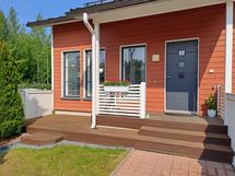 Omistajan kuva etupiha kesällä