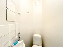 Erillinen WC on kompakti