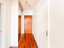 Eteisessä on liukuovikaapisto sekä vastakkaisella puolella tilava vaatehuone.