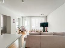 Makuuhuoneen saa suljettua liukuovella.