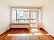 Huoneistossa on tilava lasitettu parveke, joka suuntaa kaakkoon.