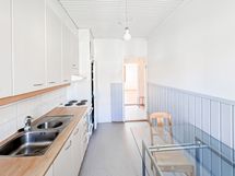 Keittiöön mahtuu myös pieni ruokapöytä.