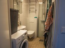 Kylpyhuone, jonne mahtuu pesukone