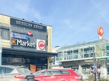 Keskustan monipuoliset palvelut ja vilkas tori ovat noin 2,5 km päässä.