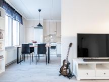 Näkymä olohuoneesta keittiöön