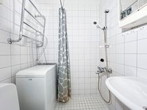 Kylpyhuoneessa on valmiiksi pyykinpesukone