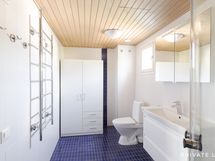 Yläkerran kylpyhuone ja sauna