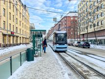 Bussit ja raitiovaunut kulkevat aivan talon vierestä.