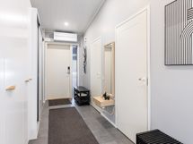 Eteisestä on kulku ensimmäiseen makuuhuoneeseen ja wc:hen