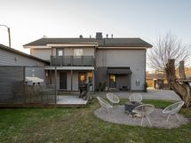 Rakennus sisäpihalta kuvattuna