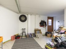 Kellarikerroksen lämmintä varastotilaa.