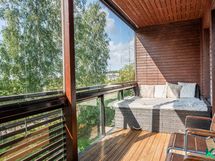 Yläkerran lasitettu parveke