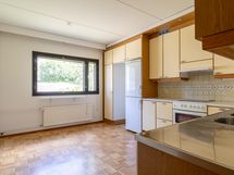 Keittiöön saa ison ruokapöydän